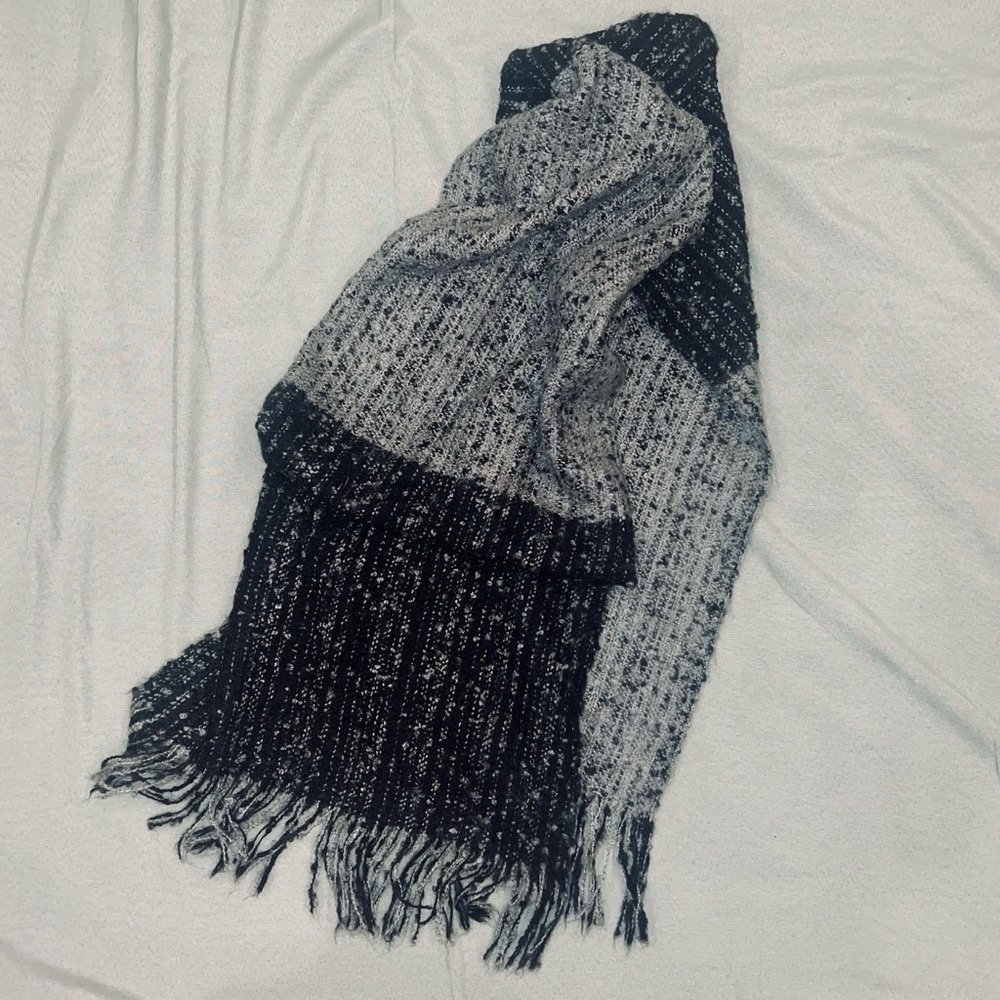 Noelle Gray Black Bouclé Scarf Shawl Wrap Knitted Fringe EUC‎